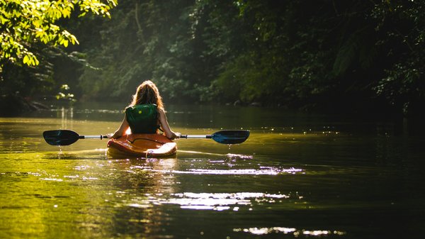 Comment trouver une location de vacances écologique en Dordogne avec des balades en canoë ?